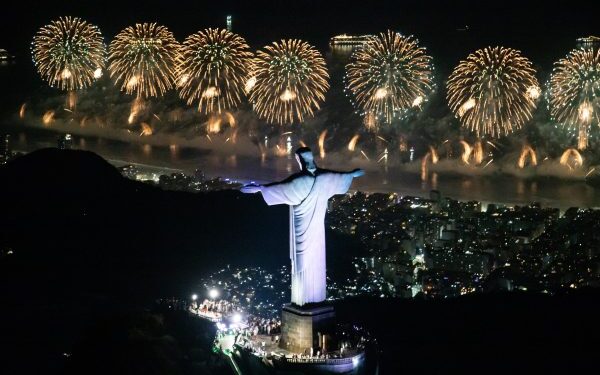 Em Copacabana, mais de 2,6 milhões de pessoas acompanharam os shows e a tradicional queima de fogos na virada do ano. Foto: Fernando Maia