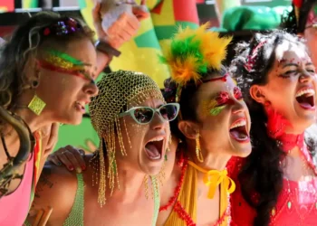 Pesquisa aponta que 47% das mulheres já sofreram assédio sexual no Carnaval e 80% têm medo da violência