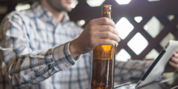 Cerveja perde protagonismo no fim de semana e indústria enfrenta mudança estrutural no consumo