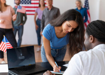 Imigrantes geram superávit fiscal de US$ 14,5 trilhões nos EUA, aponta estudo