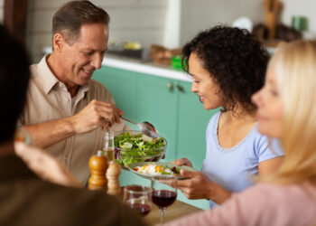 Alimentação fora do lar amplia contratação de profissionais com 50 anos ou mais