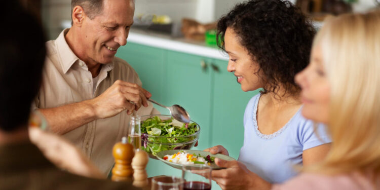 Alimentação fora do lar amplia contratação de profissionais com 50 anos ou mais