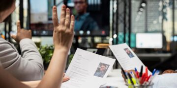 Em até 30 segundos, recrutadores decidem: currículo vira ferramenta de comunicação de valor