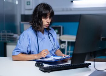 98,5% das escolas médicas utilizam plataformas de suporte à decisão clínica, aponta estudo