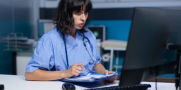 98,5% das escolas médicas utilizam plataformas de suporte à decisão clínica, aponta estudo