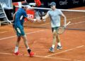 João Fonseca e Marcelo Melo derrubam cabeças de chave e avançam às semifinais de duplas no Rio Open