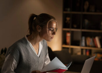 IA intensifica o trabalho e amplia pressão sobre mulheres, apontam estudos