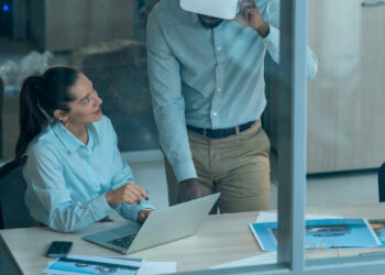 Empresas revisam expectativas sobre IA e reforçam papel humano na transformação digital