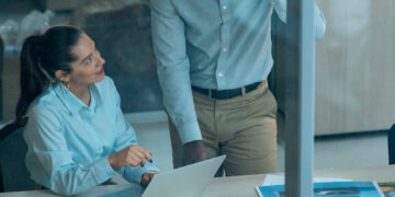 Empresas revisam expectativas sobre IA e reforçam papel humano na transformação digital