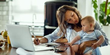 Planejamento financeiro feminino ganha importância diante de desafios como maternidade e longevidade