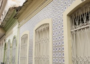 Tendências da arquitetura residencial para 2026 valorizam identidade, sustentabilidade e bem-estar