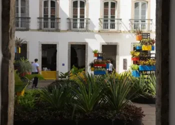 Paço Imperial recebe exposição com mais de 100 artistas no Rio