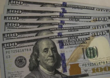 Dólar cai 1,27% na semana e Bolsa sobe 3% apesar de tensões no Oriente Médio