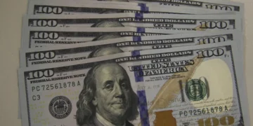 Dólar cai 1,27% na semana e Bolsa sobe 3% apesar de tensões no Oriente Médio 18 Dólar cai 1,27% na semana e Bolsa sobe 3% apesar de tensões no Oriente Médio