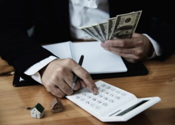 Governo gasta R$ 931,9 bilhões em dois meses e arrecadação fica R$ 200 bilhões abaixo do total