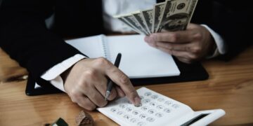 Governo gasta R$ 931,9 bilhões em dois meses e arrecadação fica R$ 200 bilhões abaixo do total 16 Governo gasta R$ 931,9 bilhões em dois meses e arrecadação fica R$ 200 bilhões abaixo do total