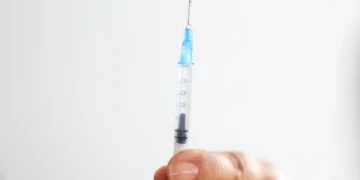 Pesquisa alerta para baixa vacinação contra HPV entre adolescentes no Brasil