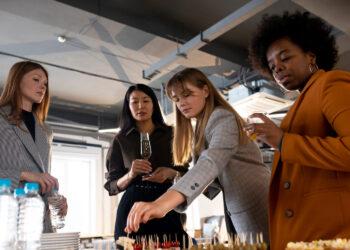 Equidade de gênero exige ação prática e mobiliza empresas diante das mulheres fora do mercado