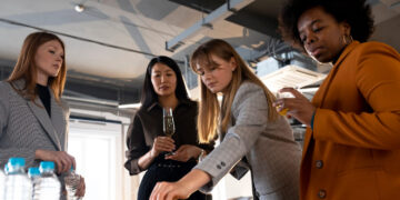 Equidade de gênero exige ação prática e mobiliza empresas diante das mulheres fora do mercado