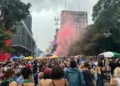 Mulheres marcham na Avenida Paulista contra feminicídio mesmo sob forte chuva em São Paulo 21 Mulheres marcham na Avenida Paulista contra feminicídio mesmo sob forte chuva em São Paulo