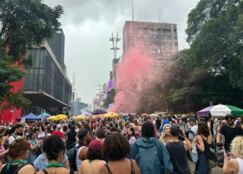 Mulheres marcham na Avenida Paulista contra feminicídio mesmo sob forte chuva em São Paulo 19 Mulheres marcham na Avenida Paulista contra feminicídio mesmo sob forte chuva em São Paulo