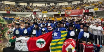 Festa no Recife celebra alfabetização de 30 mil jovens e adultos em programa social