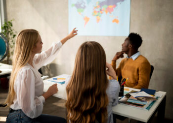 ETALENT e Mola Educação anunciam fusão estratégica e criam novo líder em educação corporativa orientada por dados no Brasil