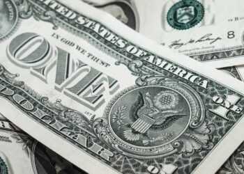 Dólar se Fortalece em Meio à Incerteza no Oriente Médio, Enquanto Decisões de Bancos Centrais Ganham Destaque