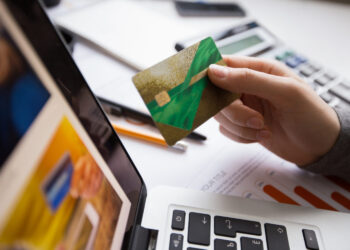 Pesquisa revela que 71% dos brasileiros se sentem totalmente seguros ao usar cartões