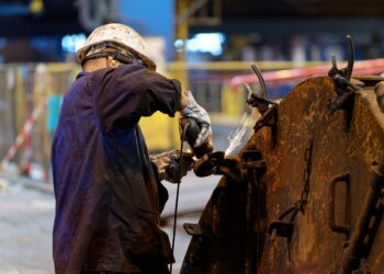 Confiança industrial no Brasil cai ao menor nível desde 2020, aponta CNI