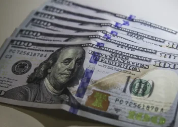 Dólar cai ao menor nível em quase dois anos e Ibovespa bate novo recorde com trégua no Oriente Médio