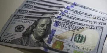 Dólar cai ao menor nível em quase dois anos e Ibovespa bate novo recorde com trégua no Oriente Médio