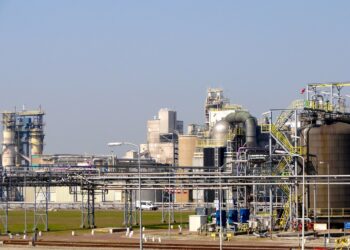 Petróleo ultrapassa US$ 103 com choque de oferta após bloqueio do Estreito de Ormuz