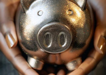 Brasileiros retiram R$ 85 bilhões da poupança  e ampliam diversificação nos investimentos