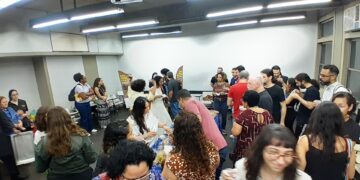Mulheres ainda enfrentam pressão para se encaixar em padrões de liderança, afirma especialista