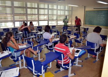 Metade dos professores formados em EAD apresenta desempenho insuficiente no Enade 12 Metade dos professores formados em EAD apresenta desempenho insuficiente no Enade