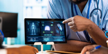 Uso de inteligência artificial avança na saúde brasileira, mas ainda se concentra em tarefas operacionais