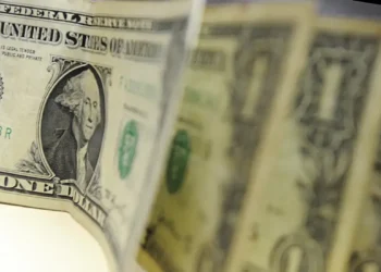 Dólar dispara acima de R$ 5 e bolsa cai quase 2% após turbulência política e temor fiscal