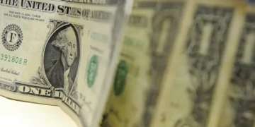 Dólar dispara acima de R$ 5 e bolsa cai quase 2% após turbulência política e temor fiscal