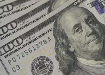 Dólar sobe acima de R$ 5 e Bolsa recua com tensão global e ruídos políticos no Brasil