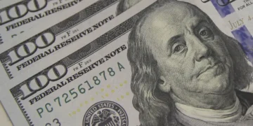 Dólar sobe acima de R$ 5 e Bolsa recua com tensão global e ruídos políticos no Brasil
