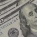 Dólar sobe acima de R$ 5 e Bolsa recua com tensão global e ruídos políticos no Brasil