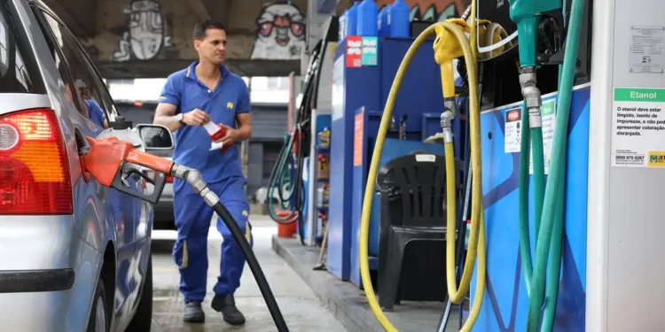 Governo propõe subsídio de R$ 0,44 por litro na gasolina para conter alta dos combustíveis 14 Foto:Rovena Rosa