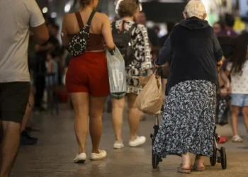 Calçadas irregulares geram medo de quedas em 42% dos idosos brasileiros