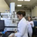 Iniciativas ampliam acesso e permanência de mães na ciência no Brasil
