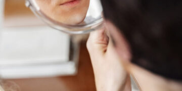 Maquiagem que cuida da pele: bastões pro age unem beleza e tratamento