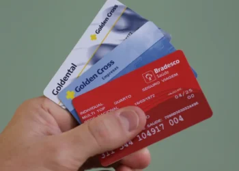 Planos de saúde coletivos têm reajuste médio de 9,9% em 2026, aponta ANS