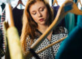 Europa proíbe destruição de roupas e força indústria da moda a repensar estoques