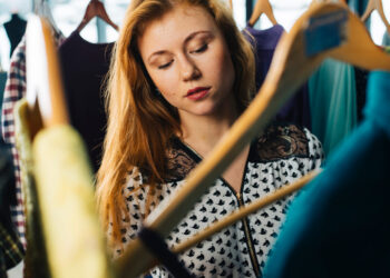 Europa proíbe destruição de roupas e força indústria da moda a repensar estoques