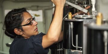 Setor de serviços recua 1,2% em março, aponta IBGE 15 Setor de serviços recua 1,2% em março, aponta IBGE